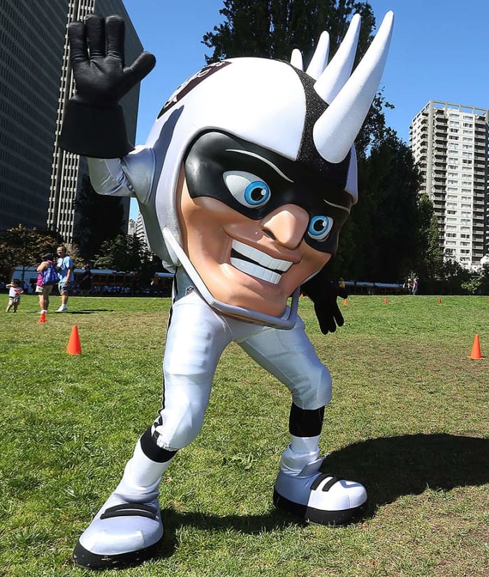 Oakland-Raiders-mascot-Raider-Rusher.jpg